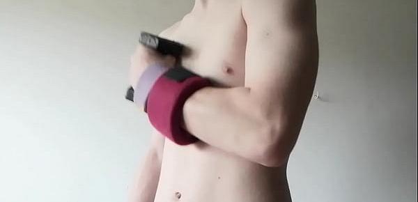 trendsYoung Guy Rou working out